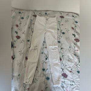 American eagle white ripped jeans size 2 brand new never worn